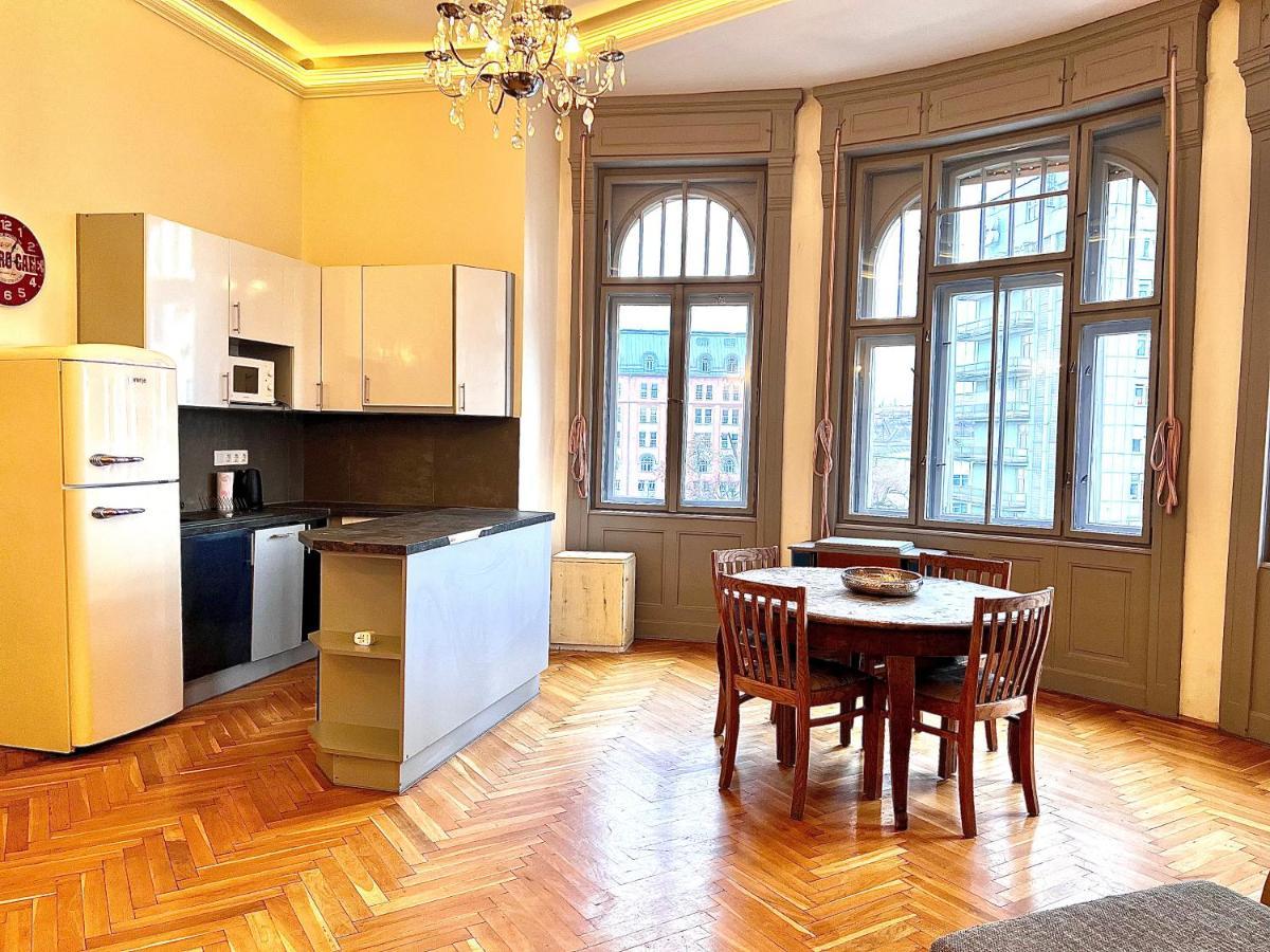 F14 By Small Apartment *