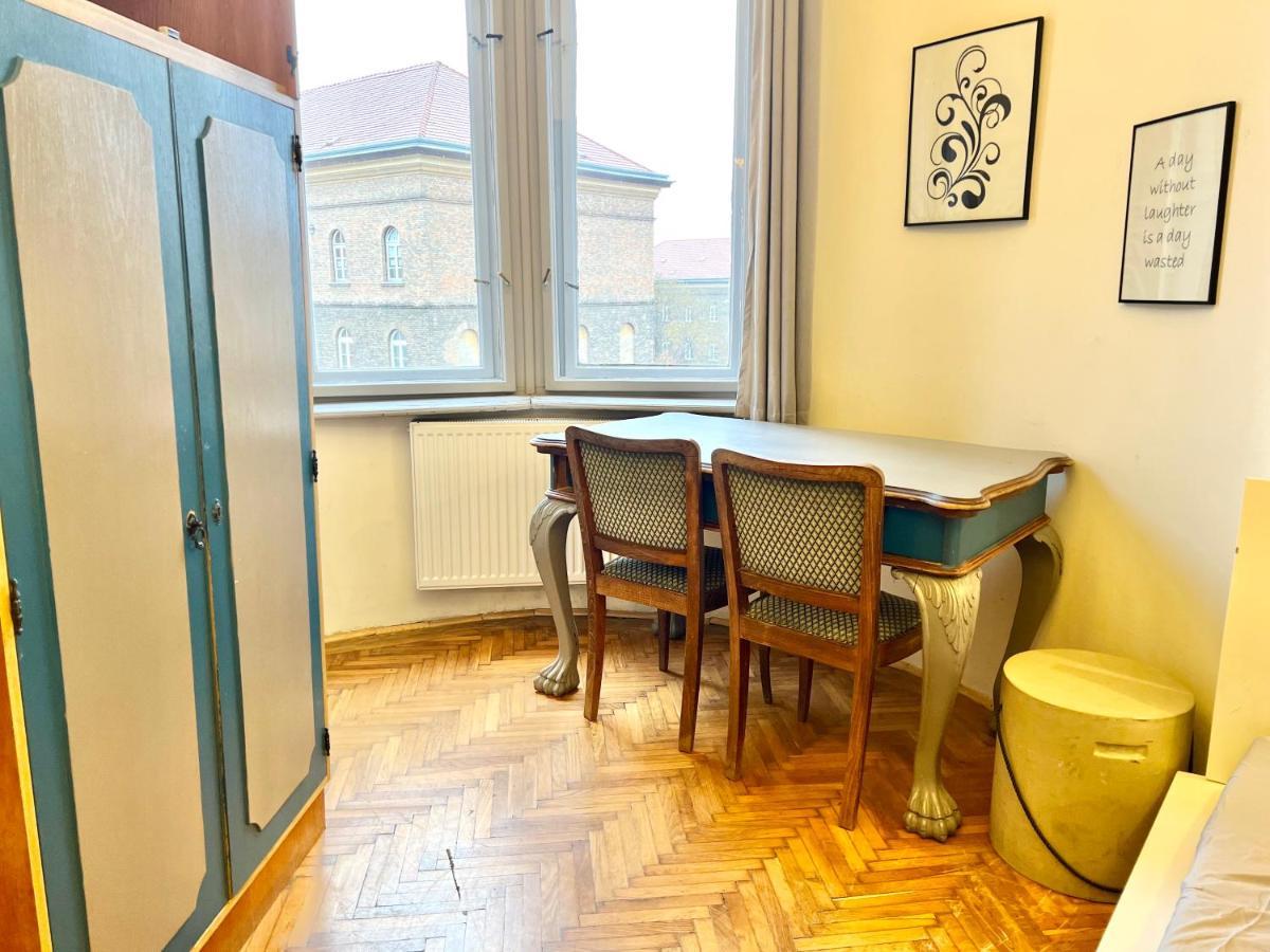 F14 By Small Apartment *