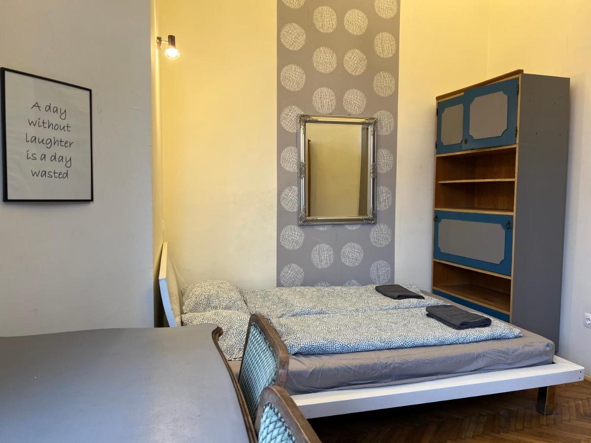 F14 By Small Apartment